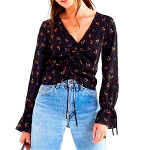 Urban Outfitters long sleeve floral 🌹